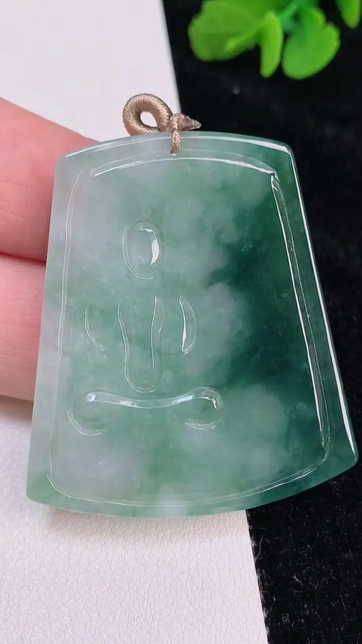 天然A货翡翠文殊菩萨吊坠，尺寸44.4-39.8-3.8，重量:15.10g
6月25日