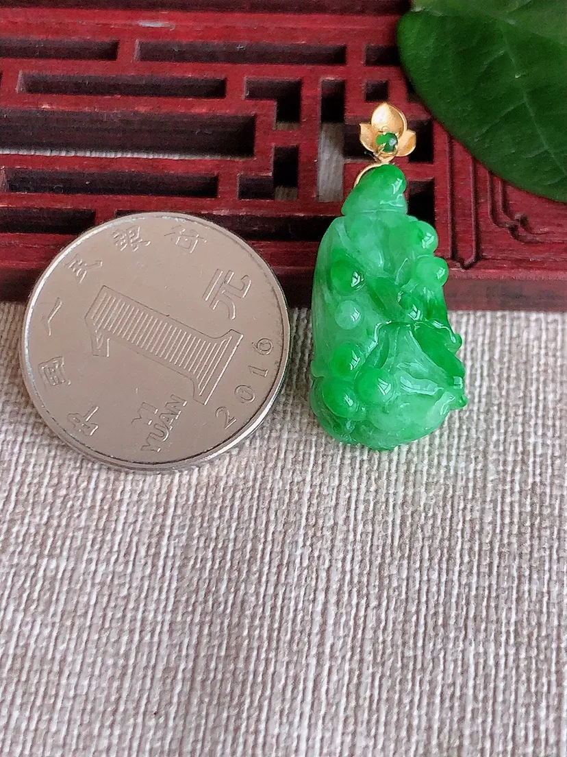 天然A货翡翠18K金扣头飘绿白菜吊坠 尺寸31×24.7×13.7×9m量4.86g 0624