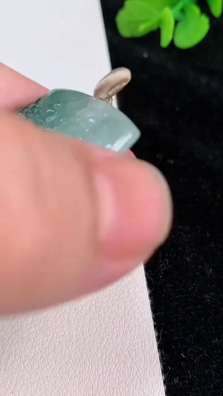 天然A货翡翠文殊菩萨吊坠，尺寸44.4-39.8-3.8，重量:15.10g
6月25日