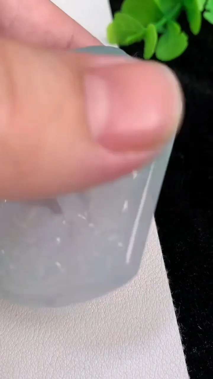 天然A货翡翠生肖猪吊坠，尺寸54.7-45-5.8，重量:32.35g
6月25日