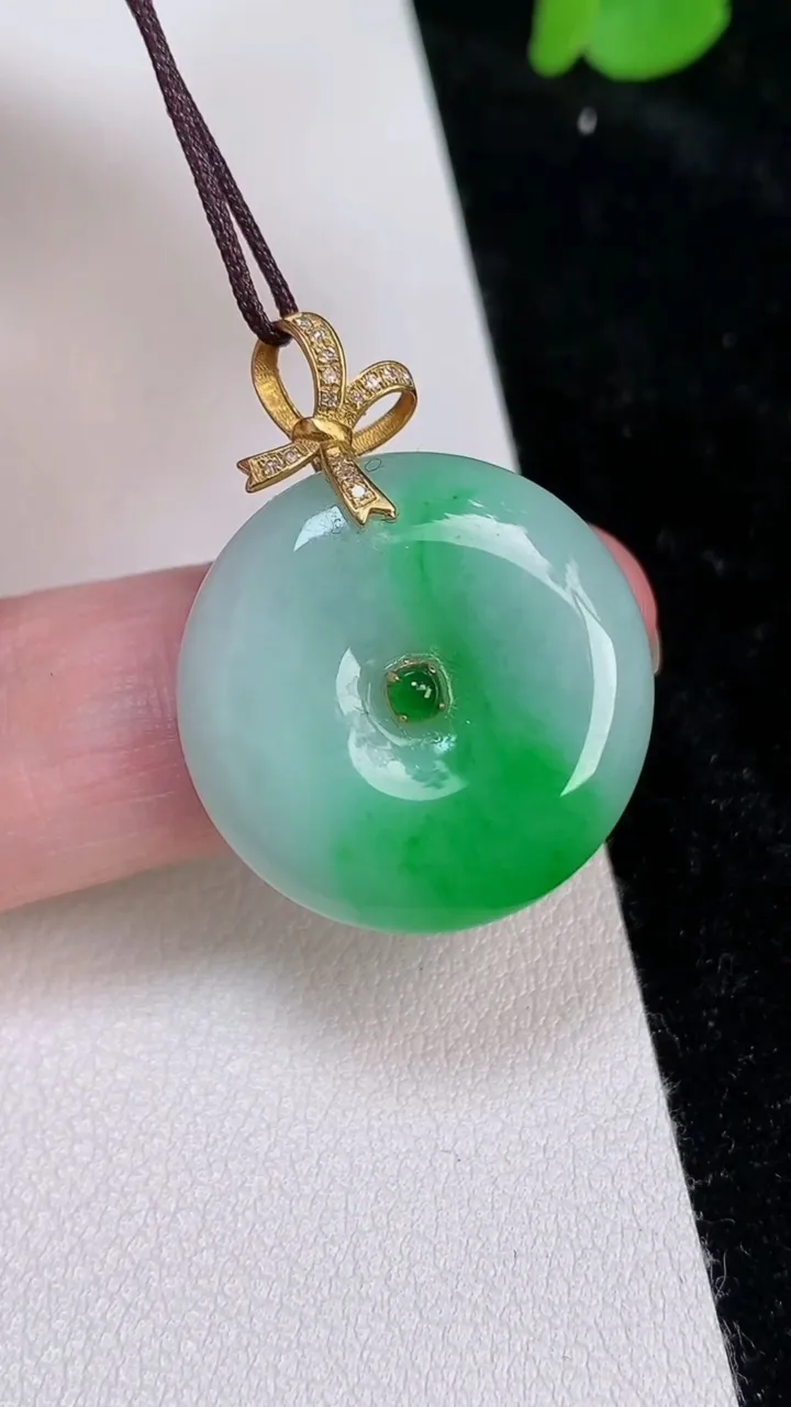 天然A货翡翠平安扣吊坠，尺寸22.5-5.5，重量:6.29g
6月25日