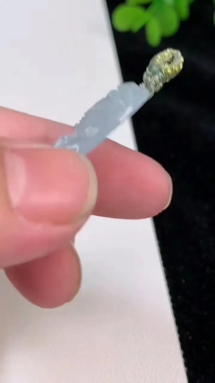 天然A货翡翠观音菩萨吊坠，尺寸49-24.8-4.8，重量:10.27g
6月25日