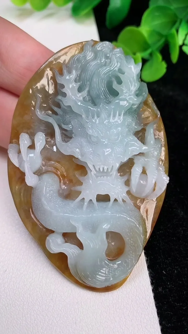 天然A货翡翠双彩龙牌吊坠，尺寸72.7-48.8-11.7，重量:46.52g
6月25日