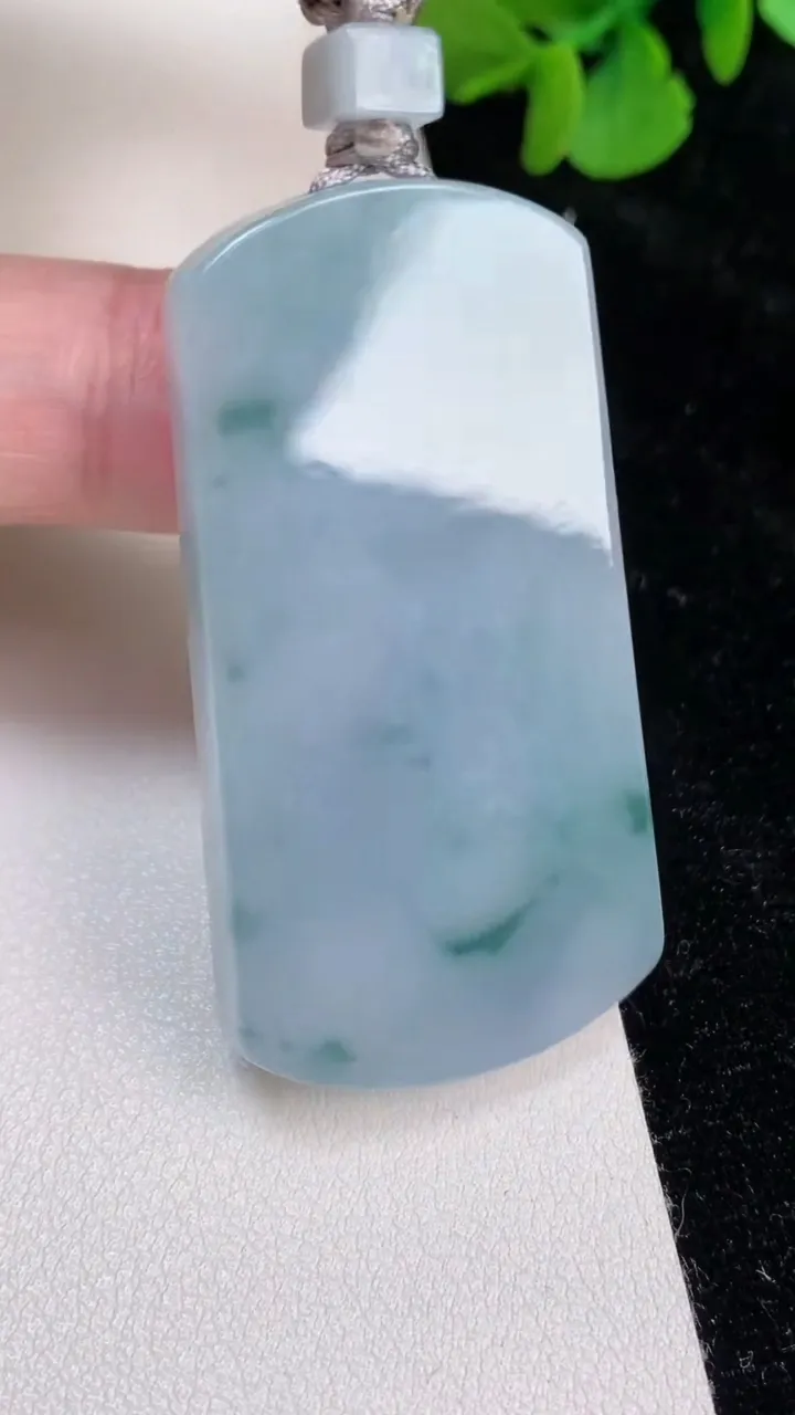 天然A货翡翠紫罗兰飘花无事牌吊坠，尺寸48.7-26-5.5，重量:24.59g
6月25日