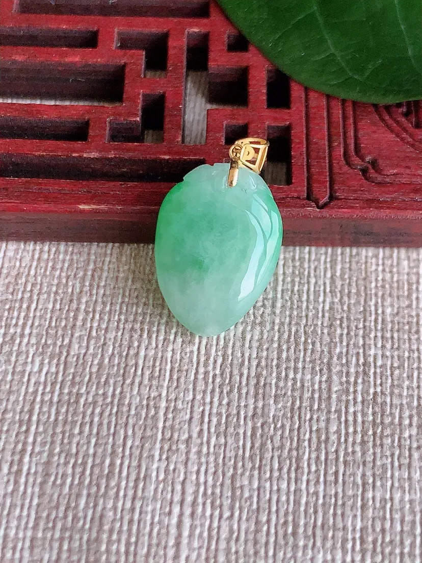 天然A货翡翠18K金扣头飘绿福瓜吊坠尺寸16.4×11.8×5.7m量2.50g 0624