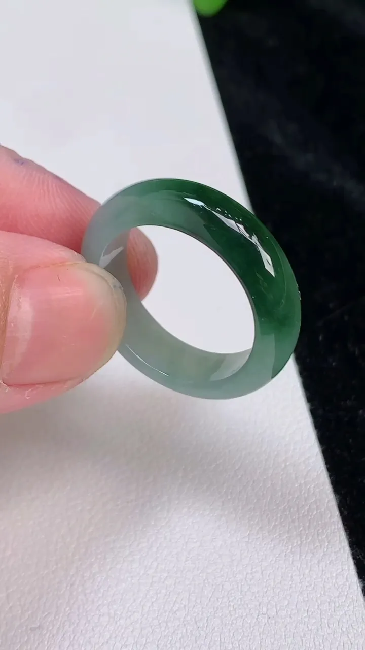 天然A货翡翠飘花指环戒指，尺寸19.5-11-3.5，重:4.44g2025年6月25日
工厂直销收