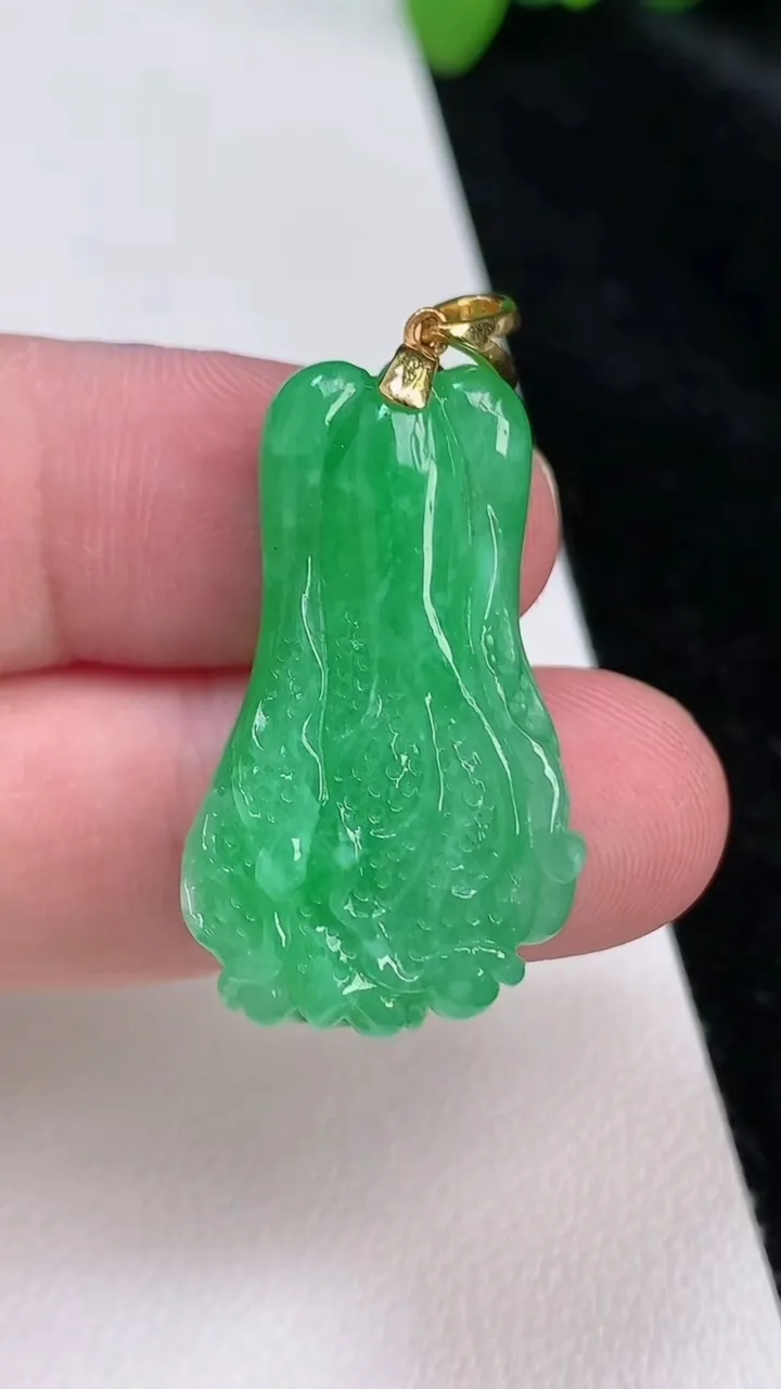 天然A货翡翠白菜吊坠，尺寸31.4-19.2-8.2，重:8.67g
6月25日