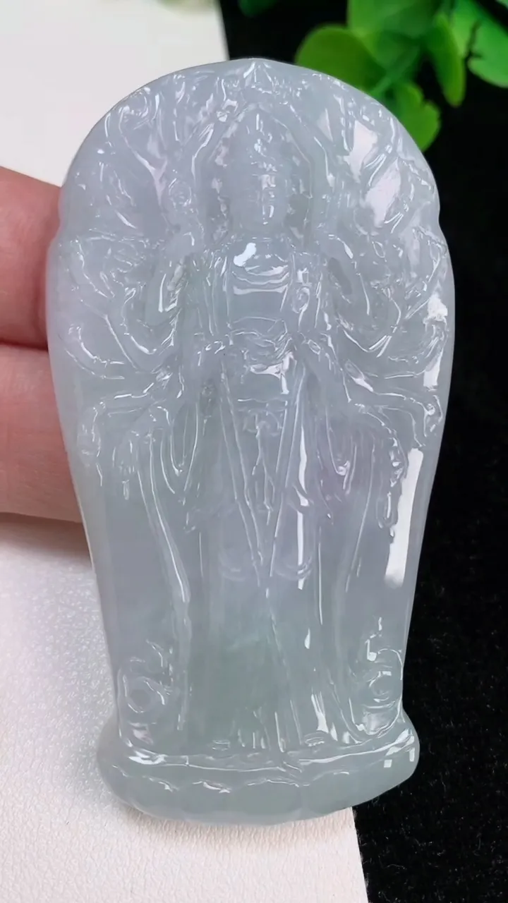 天然A货翡翠飘花千手观音吊坠，尺寸72-38.8-7.6，重量:49.15g
6月25日