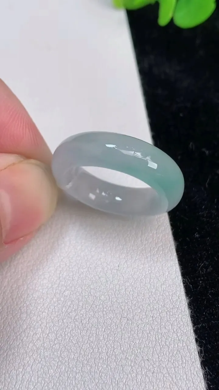 天然A货翡翠戒指指环，尺寸16.7-5.2-3.5，重量:4.25g2025年6月25日
工厂直销收藏佳品,种好水足，色泽均匀，有种有色，上手高大气！