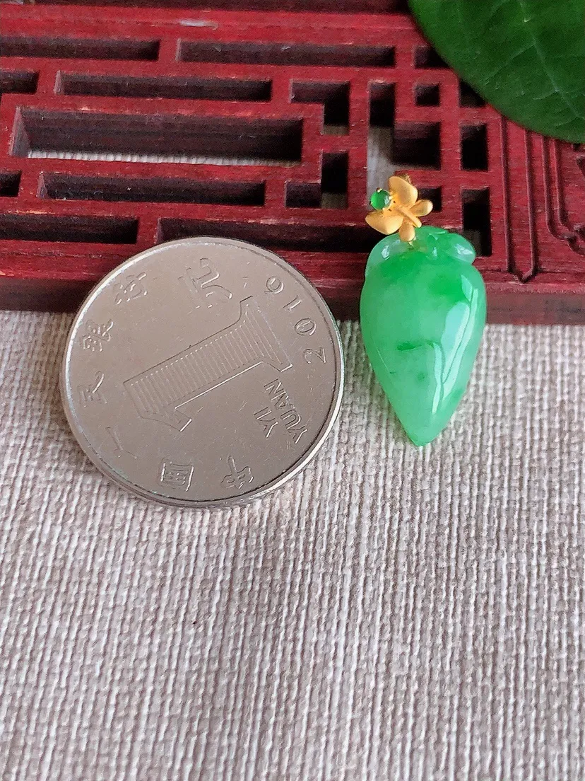 天然A货翡翠18K金扣头飘绿福瓜吊坠尺寸24.3×19.2×11×5.2m量2.12g 0624