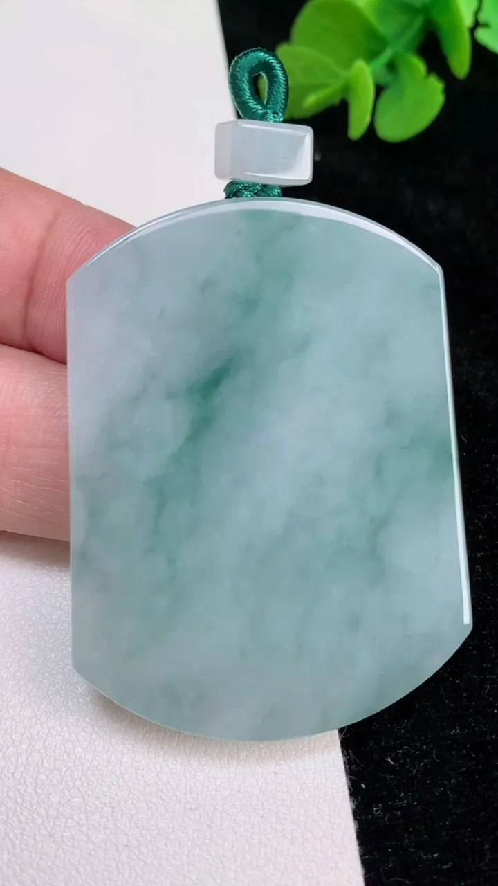 天然A货翡翠飘花无事牌吊坠，尺寸50.3-38.6-5.4，重量:33.50g
6月25日