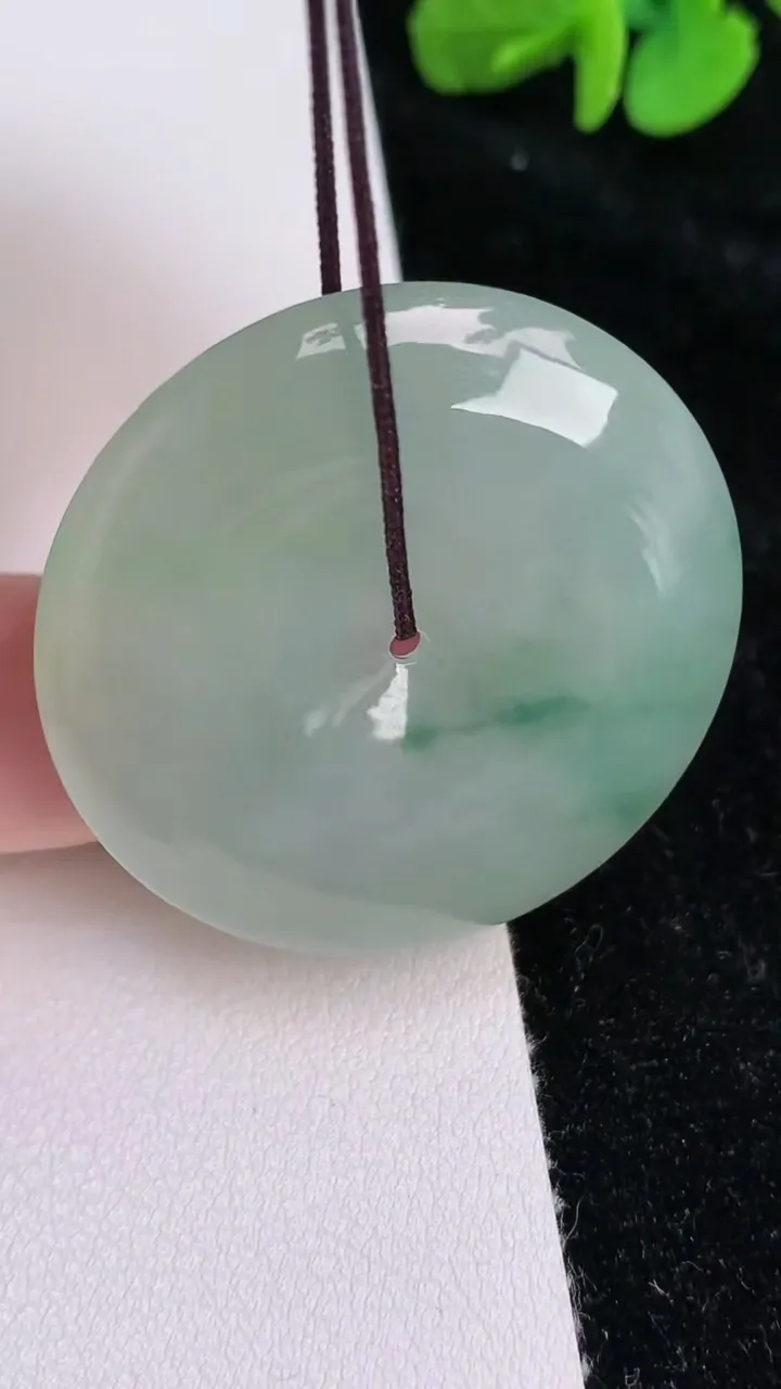 天然A货翡翠平安扣吊坠，尺寸36.4-5.7，重量:15.70g
6月25日