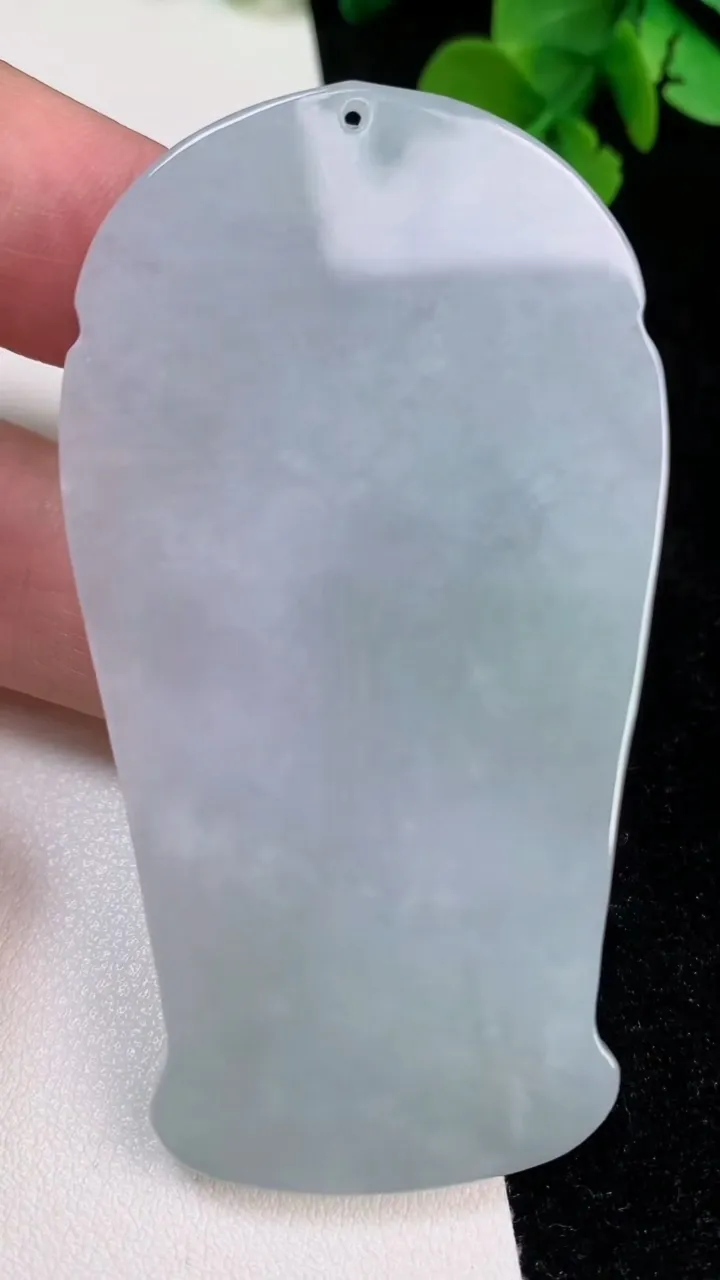 天然A货翡翠飘花千手观音吊坠，尺寸72-38.8-7.6，重量:49.15g
6月25日