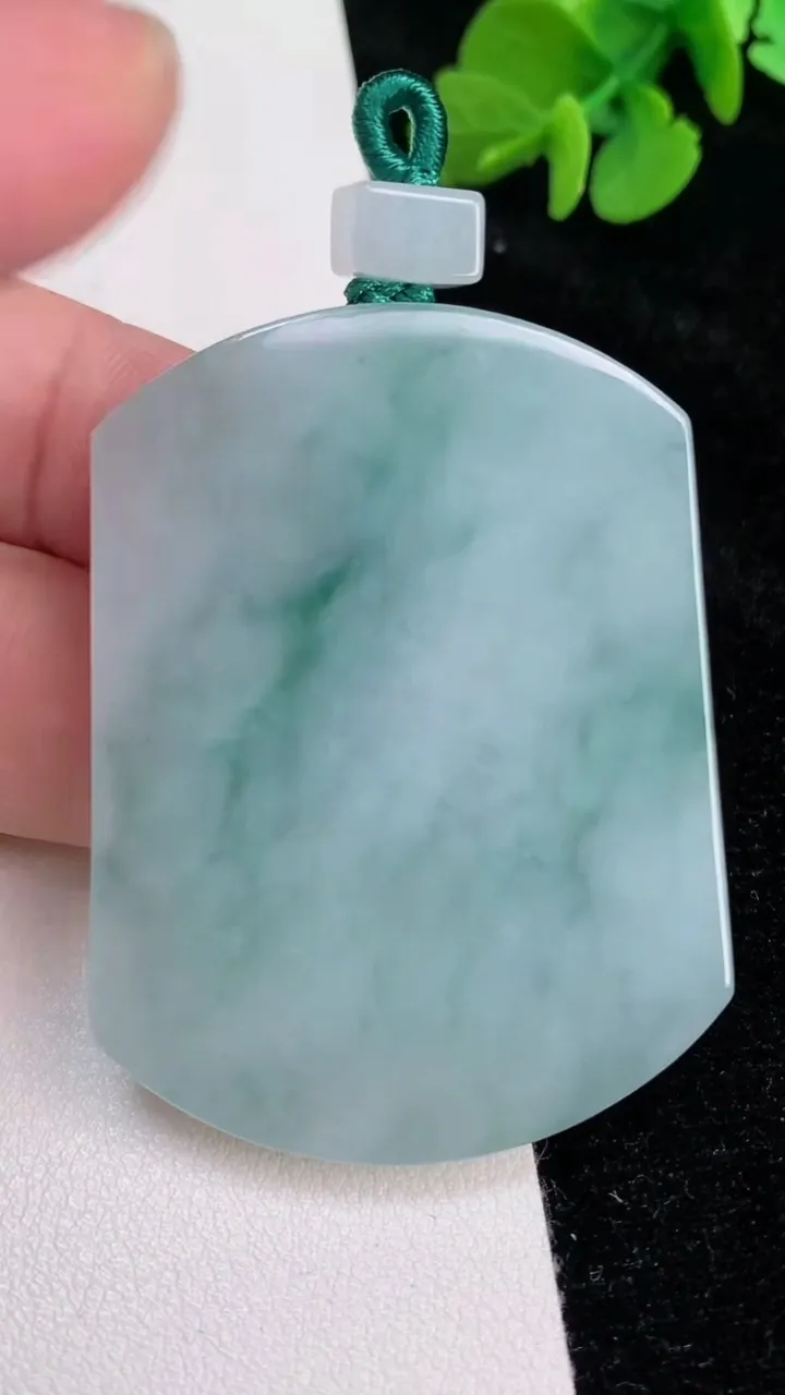 天然A货翡翠飘花无事牌吊坠，尺寸50.3-38.6-5.4，重量:33.50g
6月25日