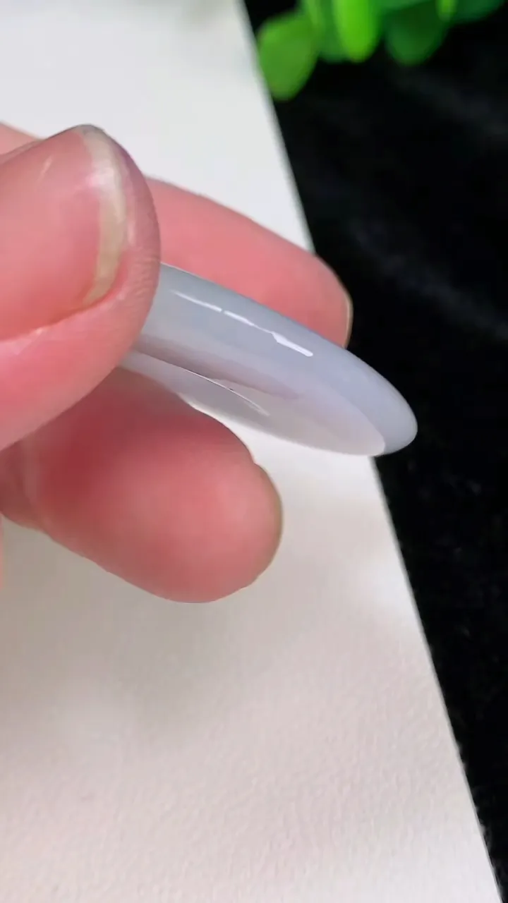 天然A货翡翠白冰平安扣吊坠，尺寸40-6，重:21.03g
6月25日