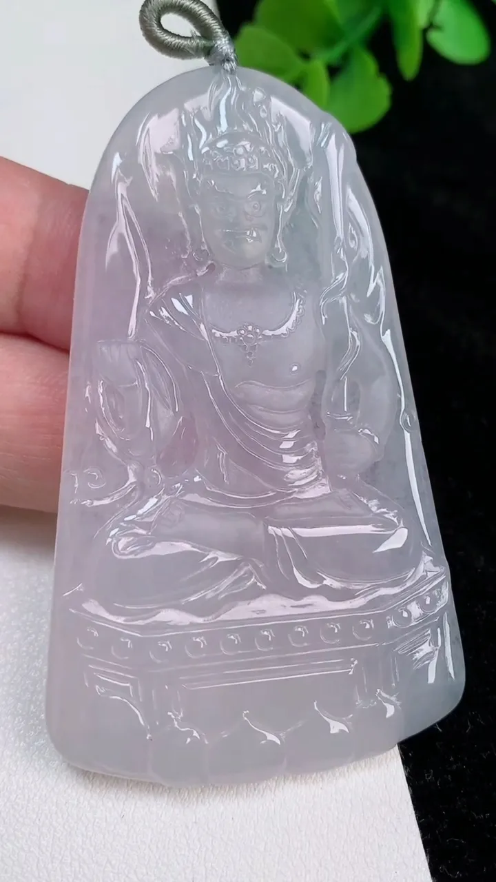 天然A货翡翠不动明王吊坠，尺寸69.4-42.2-4.7，重量:29.96g
6月25日