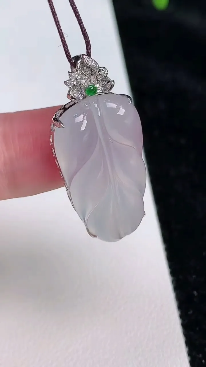 天然A货翡翠种金枝玉叶 叶子吊坠，尺寸35-26.8-15.7-6.5，重量:4.87g
6月25日