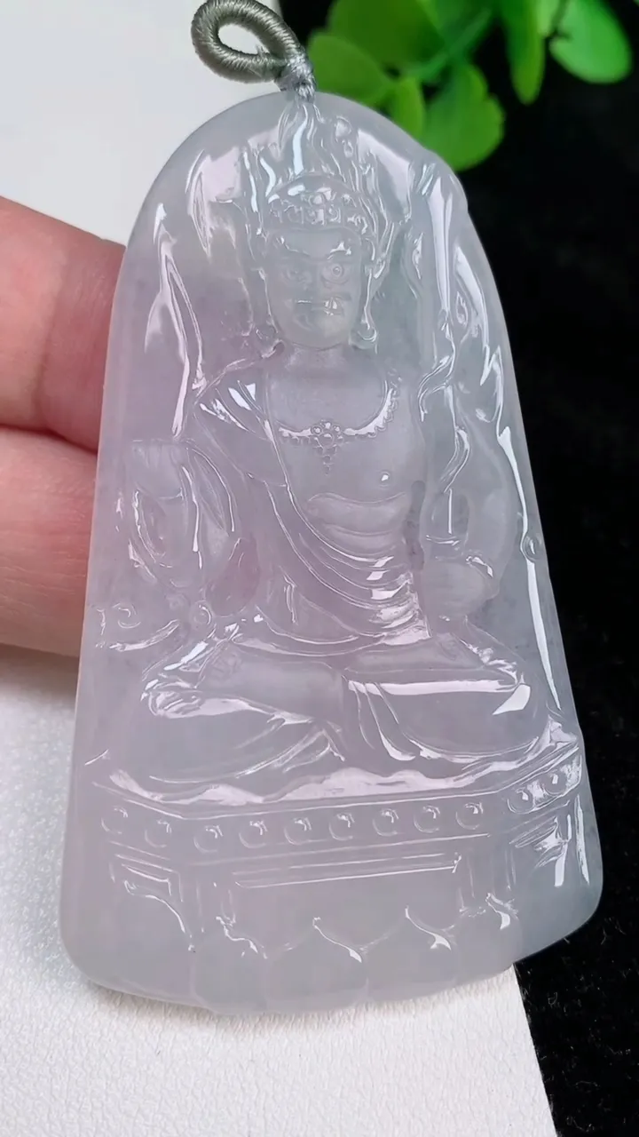 天然A货翡翠不动明王吊坠，尺寸69.4-42.2-4.7，重量:29.96g
6月25日