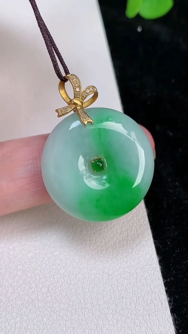 天然A货翡翠平安扣吊坠，尺寸22.5-5.5，重量:6.29g
6月25日