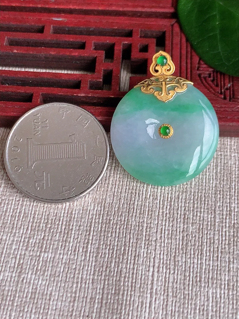 天然A货翡翠18K淡春彩淡紫罗兰飘绿平安扣吊坠尺寸31.6×25.4×5m量7.88g 0624