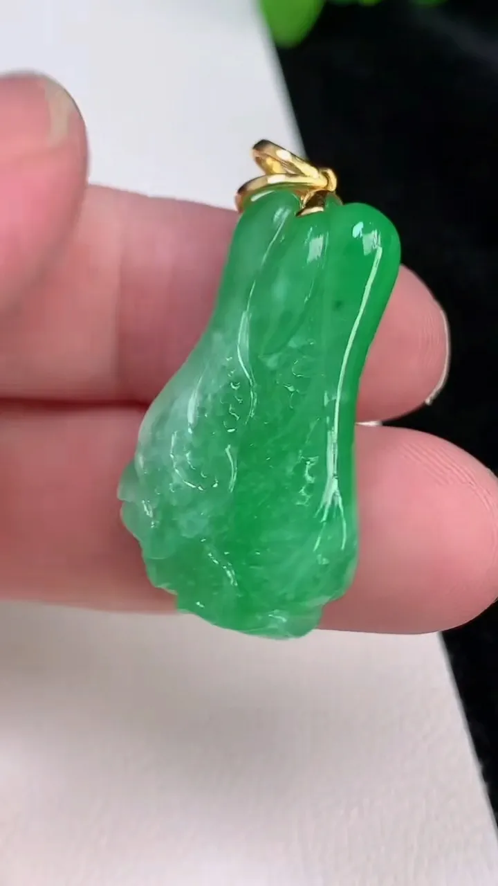 天然A货翡翠白菜吊坠，尺寸31.4-19.2-8.2，重:8.67g
6月25日