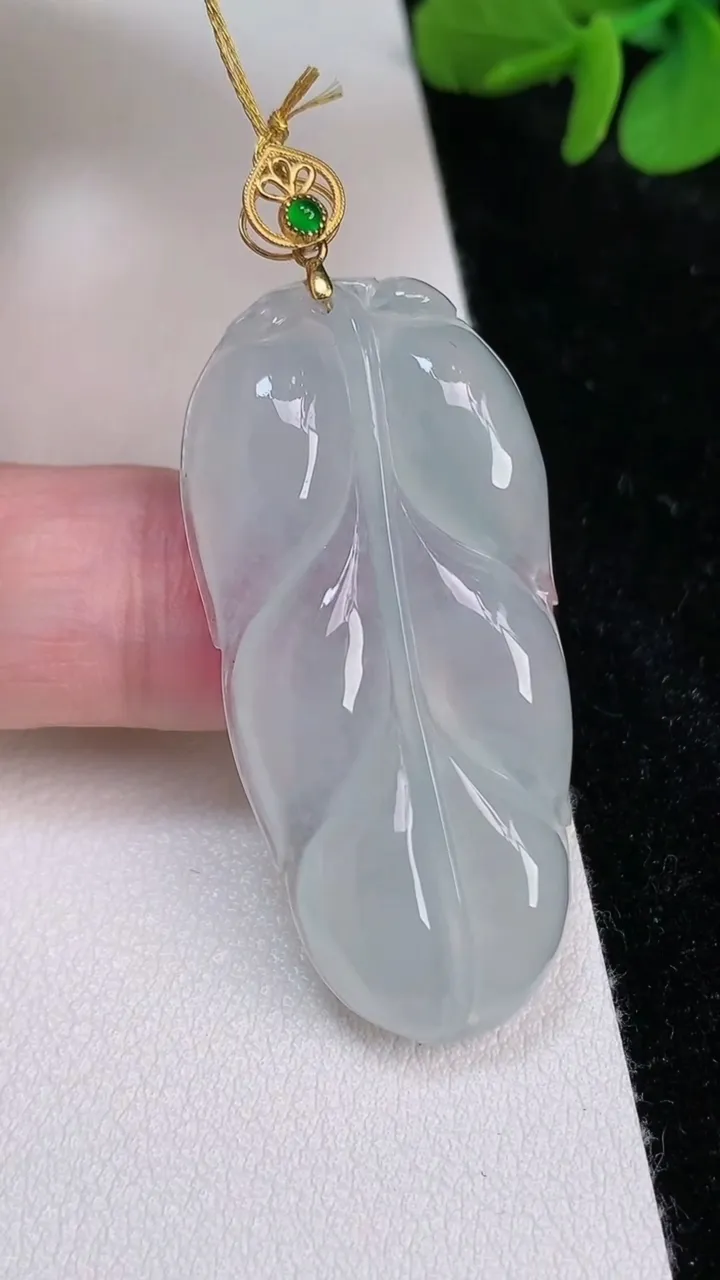 天然A货翡翠种金枝玉叶 叶子吊坠，尺寸41.6-20-5.5，重量:9.02g
6月25日