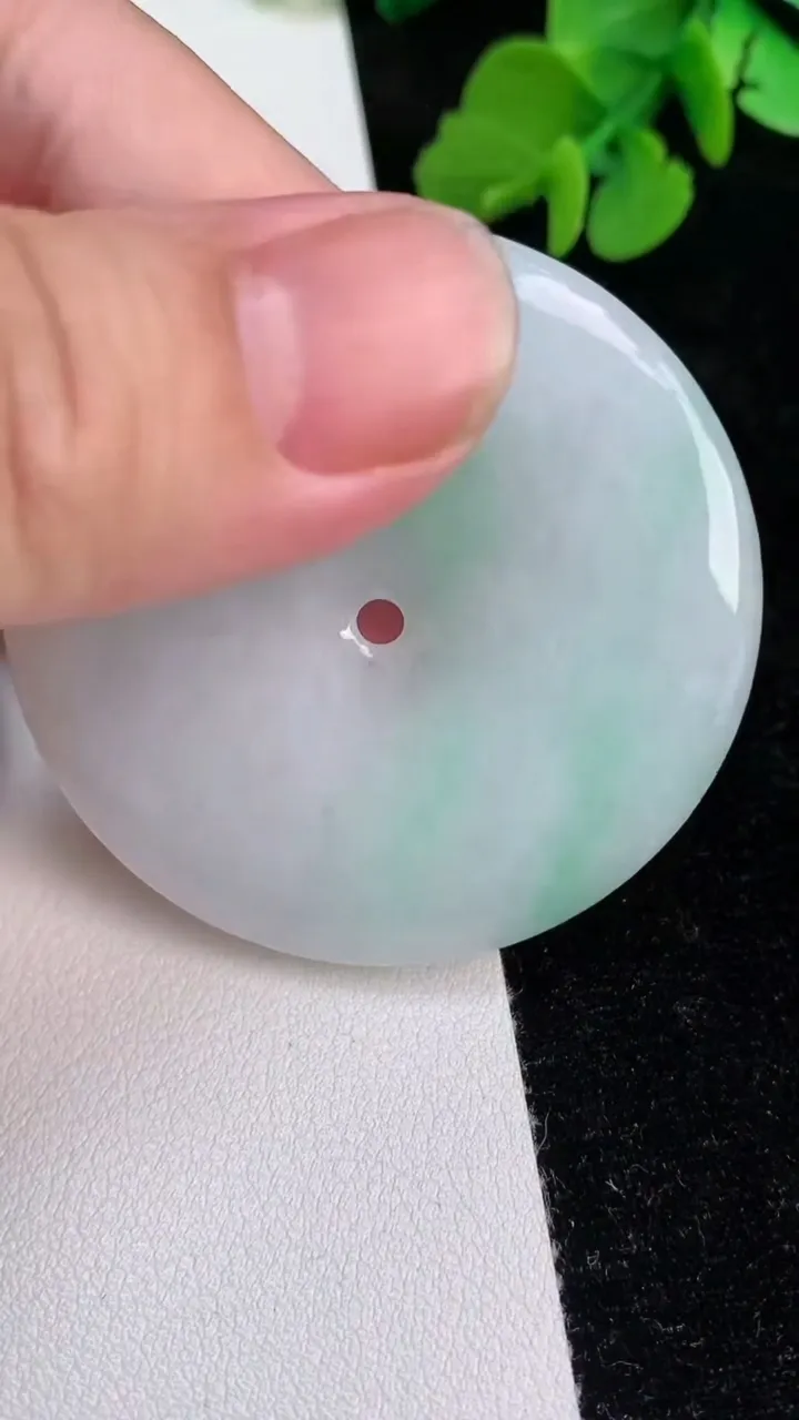 天然A货翡翠平安扣吊坠，尺寸48-5.6，重量:29.00g
6月25日