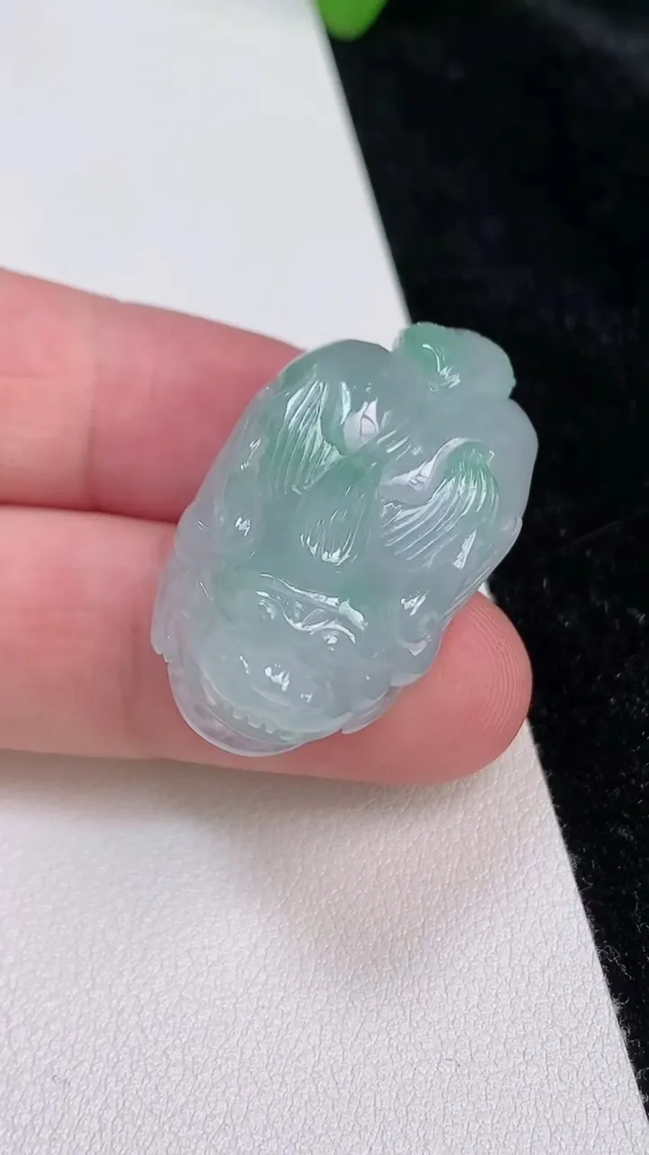 天然A货翡翠貔貅吊坠，尺寸 34.6-20.7-14，重:18.90g
6月25日