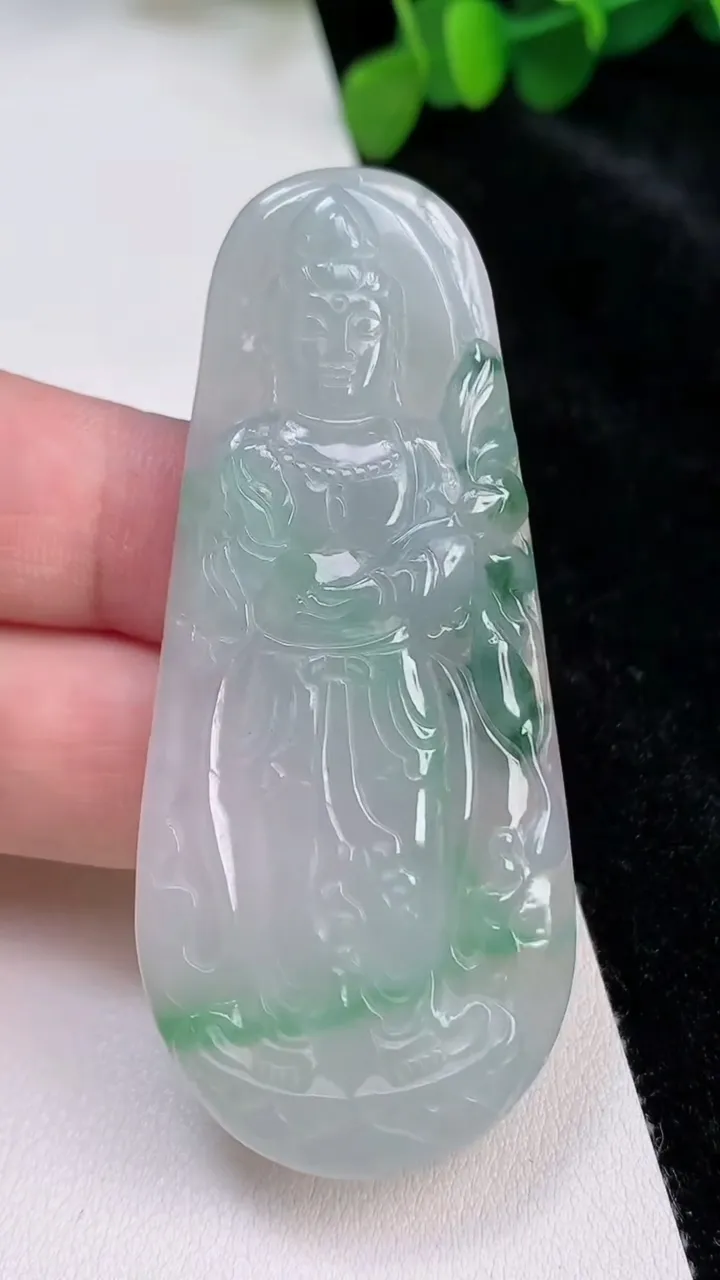 天然A货翡翠大势至菩萨吊坠，尺寸69-30-6，重:27.23g
6月25日