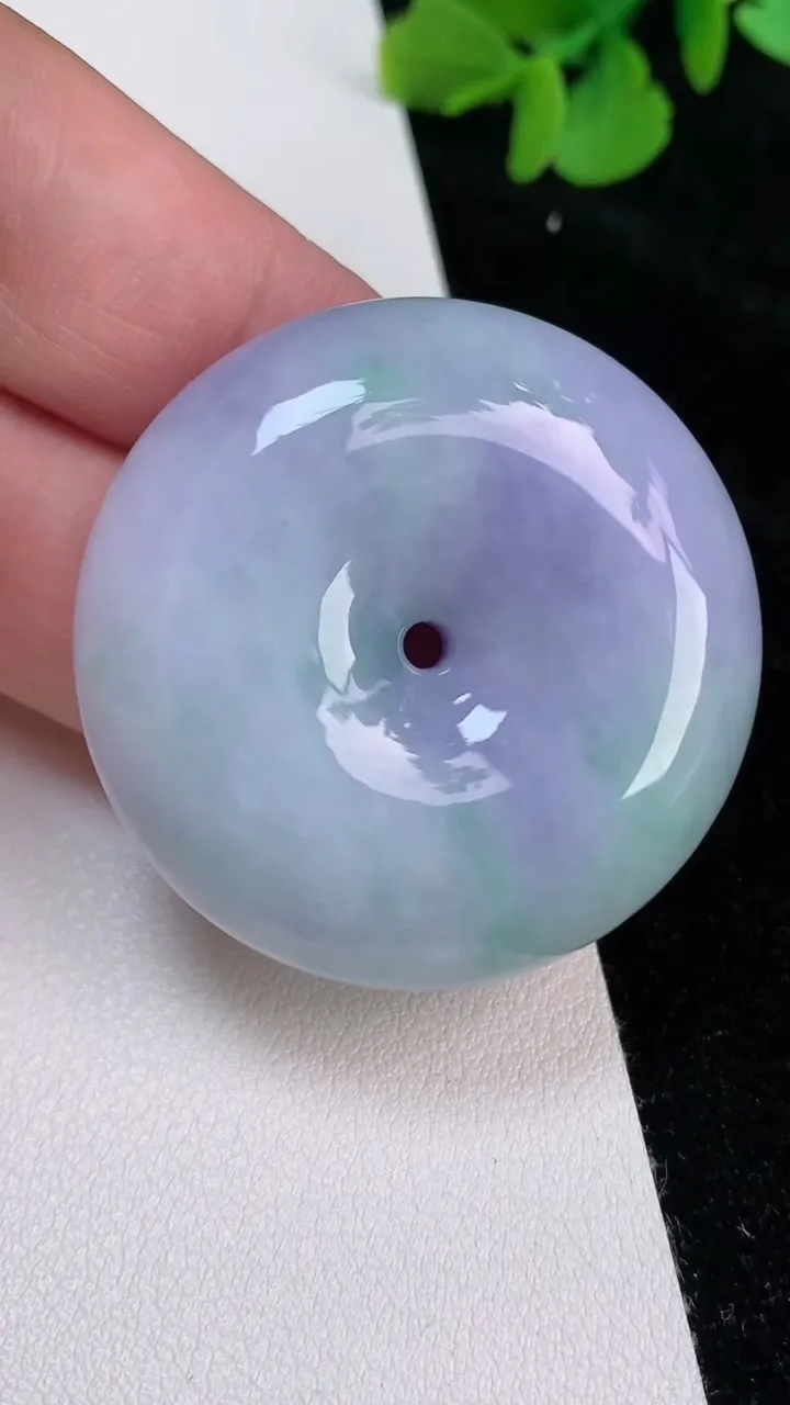 天然A货翡翠春带彩紫罗兰平安扣吊坠，尺寸38.4-12.2，重量:38.35g
6月25日