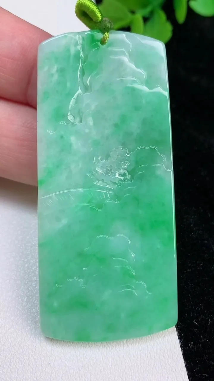 天然A货翡翠山水牌吊坠，尺寸64-29.3-6.8，重量:31.38g
6月25日