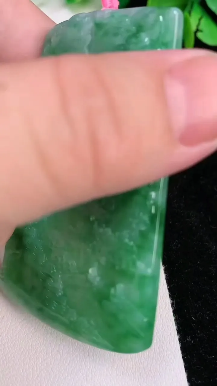 天然A货翡翠山水牌吊坠，尺寸68-43.4-5.4，重量:41.16g
6月25日