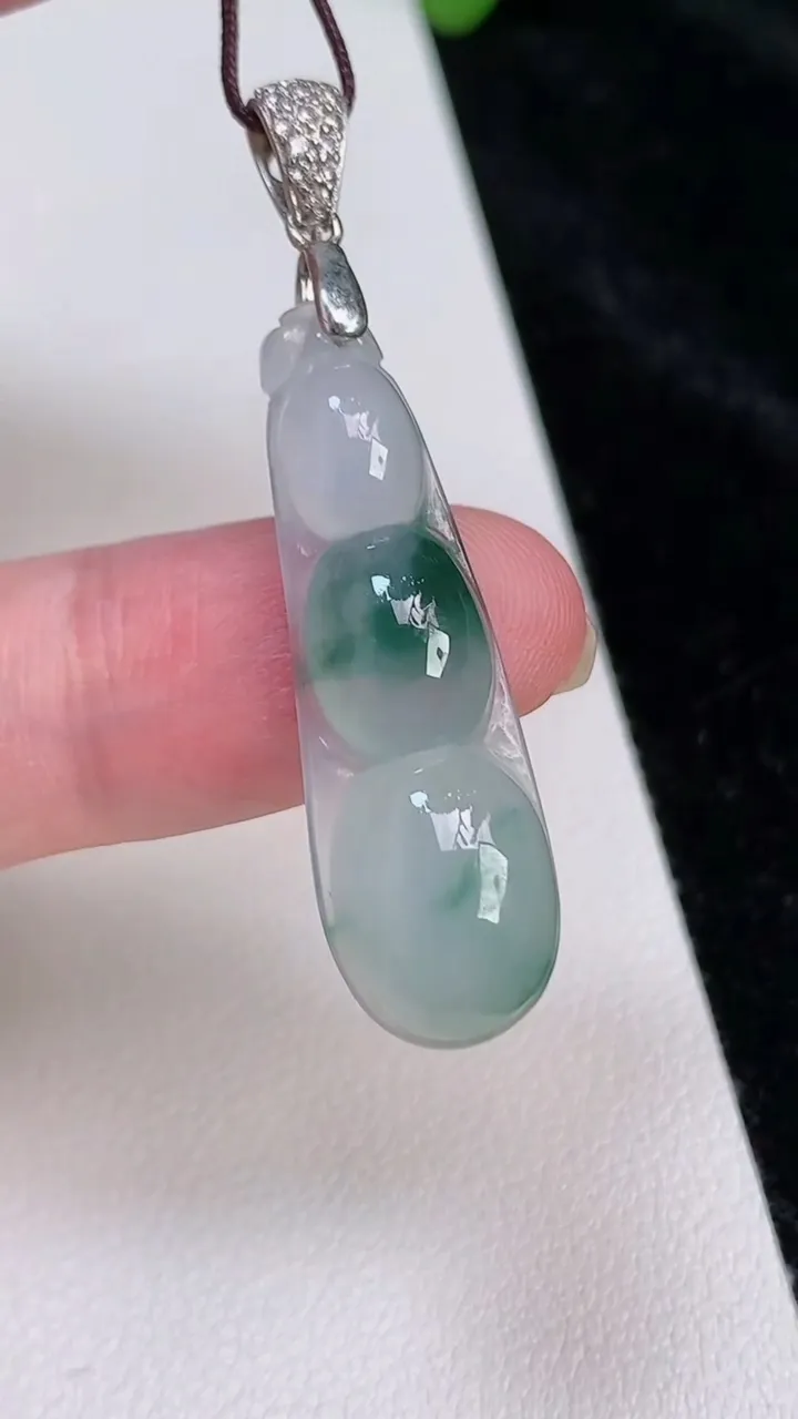 天然A货翡翠飘花福豆吊坠，尺寸35.3-21-5.5，重:3.22g
6月25日