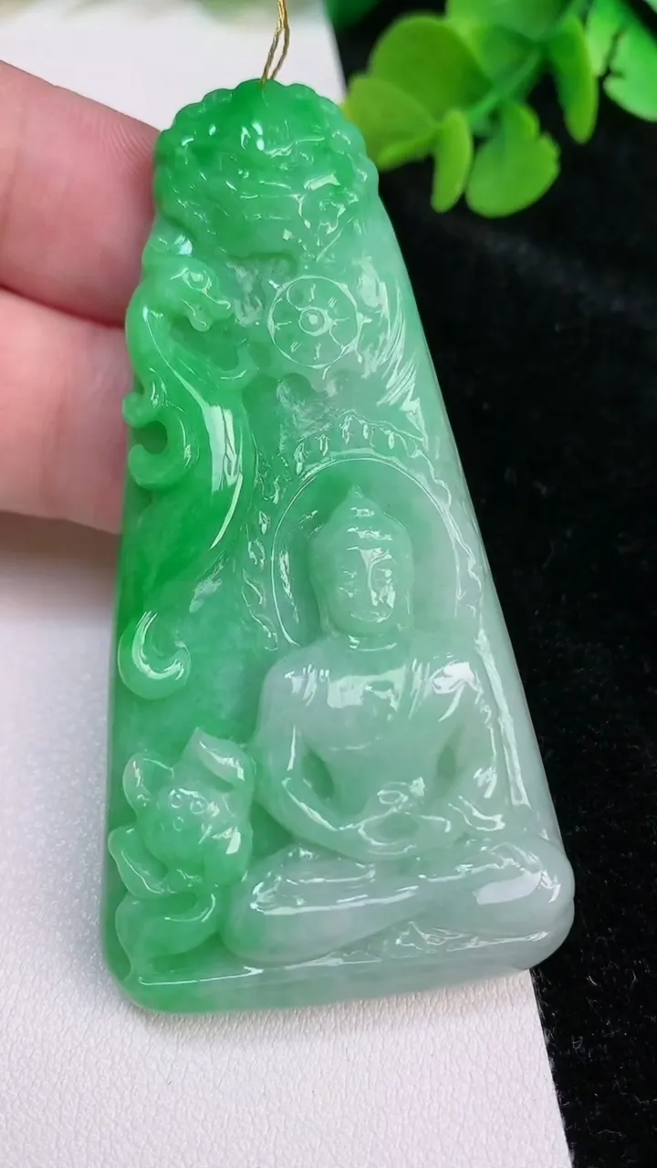 天然A货翡翠大日如来吊坠，尺寸69.3-36-9，重量:44.65g
6月25日