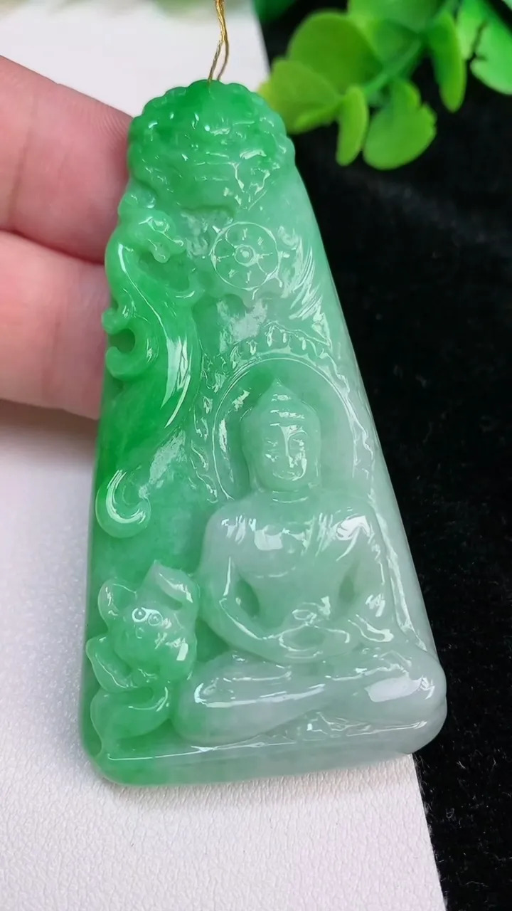 天然A货翡翠大日如来吊坠，尺寸69.3-36-9，重量:44.65g
6月25日