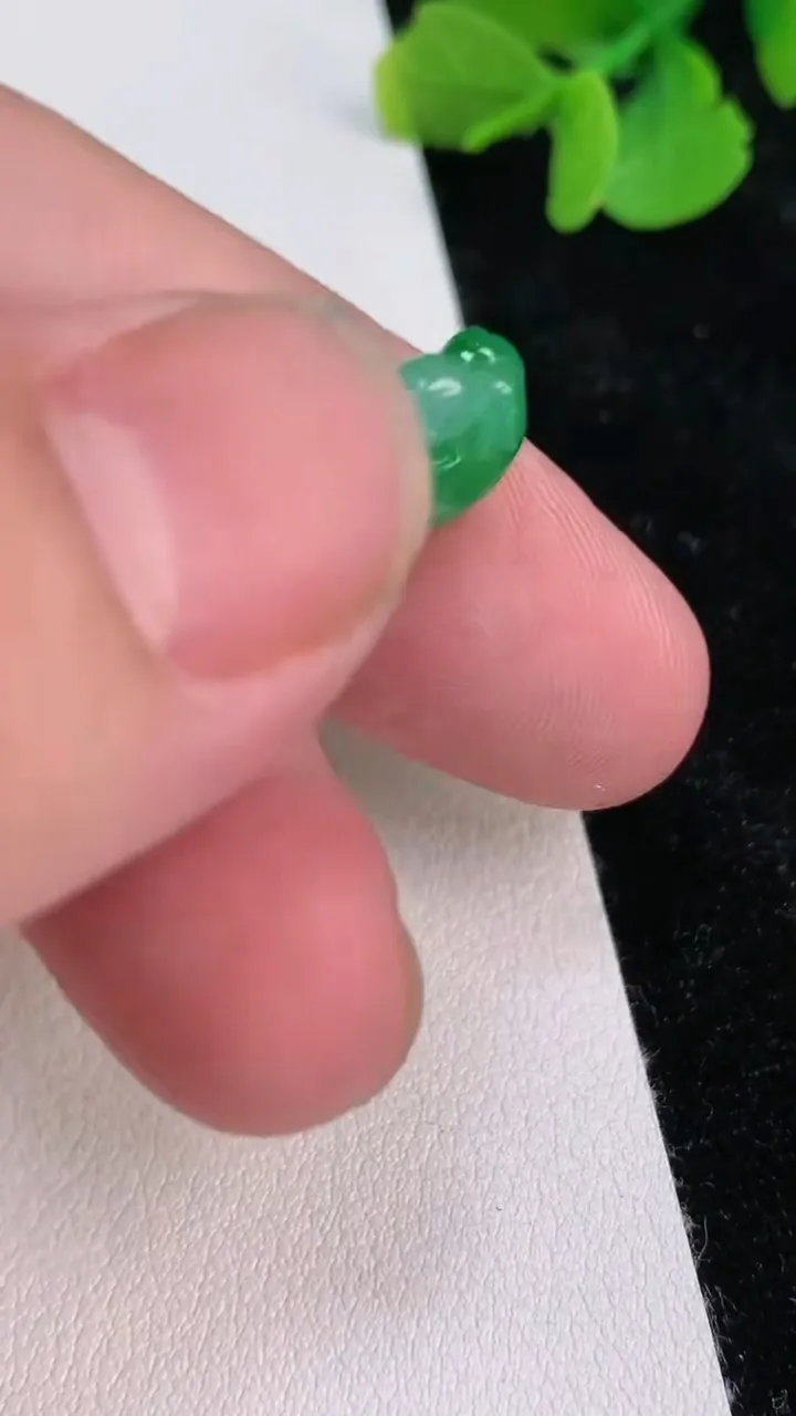天然A货翡翠葫芦吊坠，尺寸35.3-15-5.6，重量:5.55g
6月25日