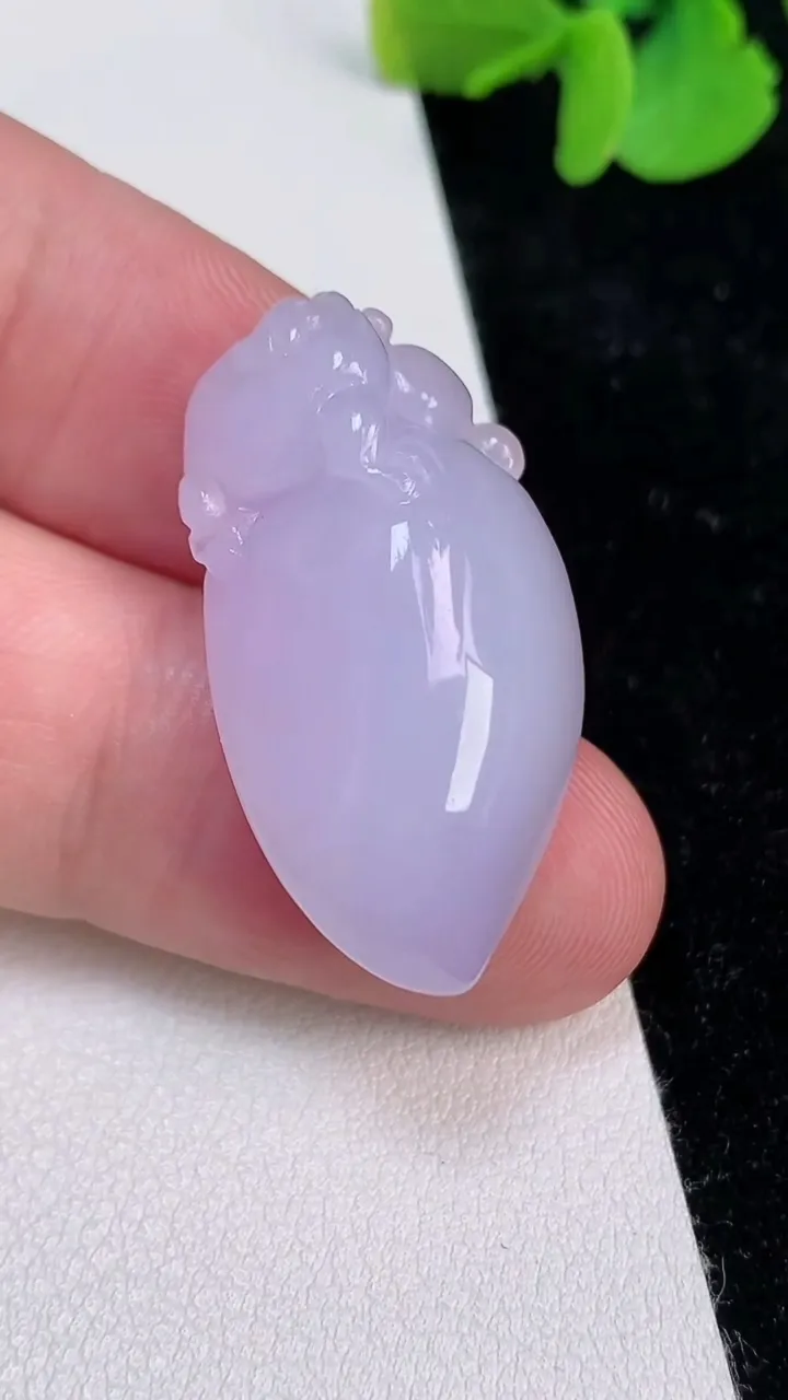 天然A货翡翠紫罗兰福瓜吊坠，尺寸31.6-17-10，重量:8.32g
6月25日