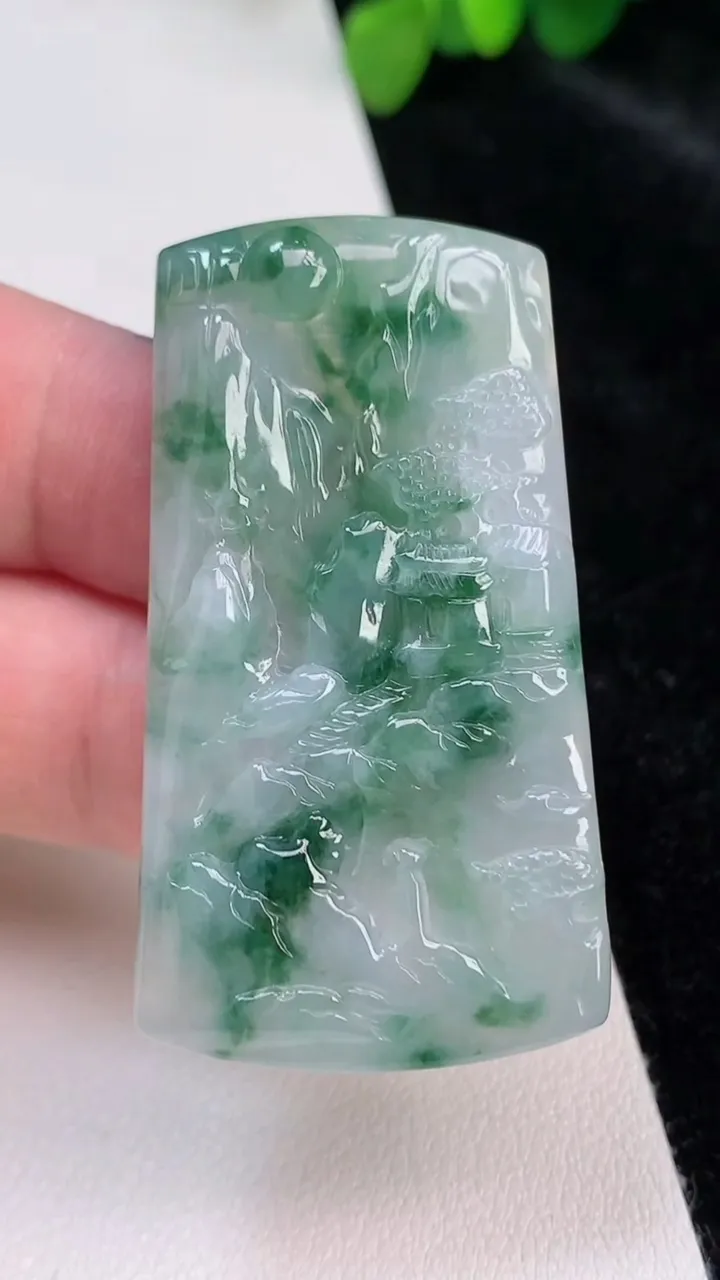 天然A货翡翠飘花山水牌吊坠，尺寸50-27.7-5.8，重:19.20g
6月25日