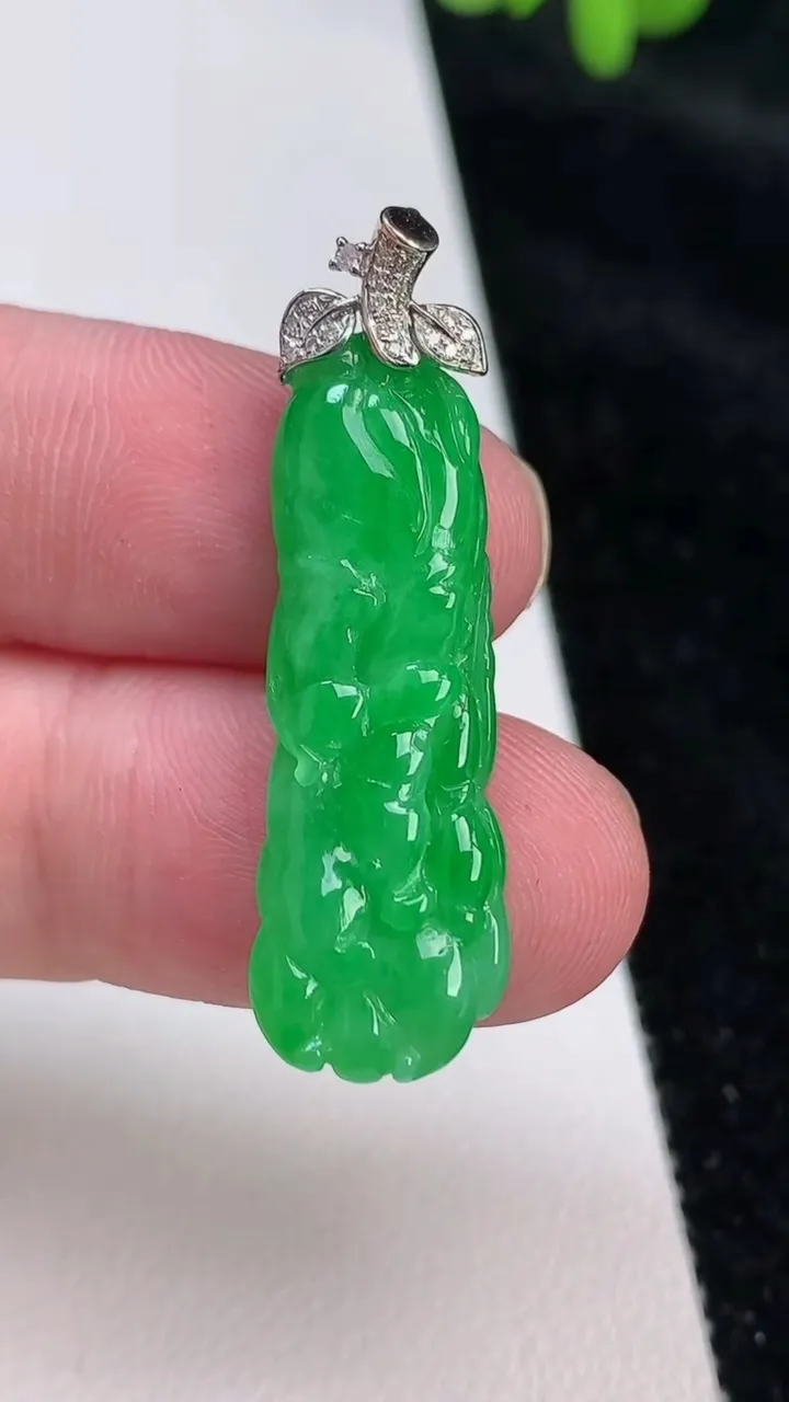 天然A货翡翠佛手瓜吊坠，尺寸38.6-11.4-5.5，重量:4.23g
6月25日