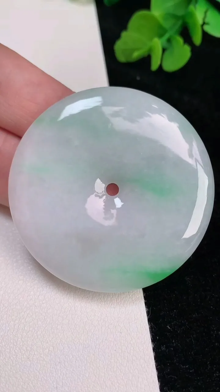 天然A货翡翠平安扣吊坠，尺寸48-5.6，重量:29.00g
6月25日