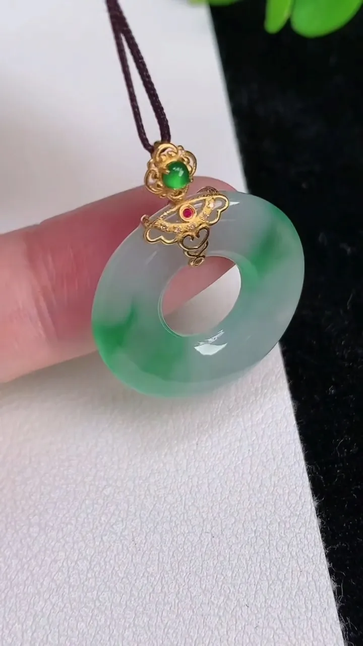 天然A货翡翠平安扣吊坠，尺寸24-3.7，重量:4.14g
6月25日