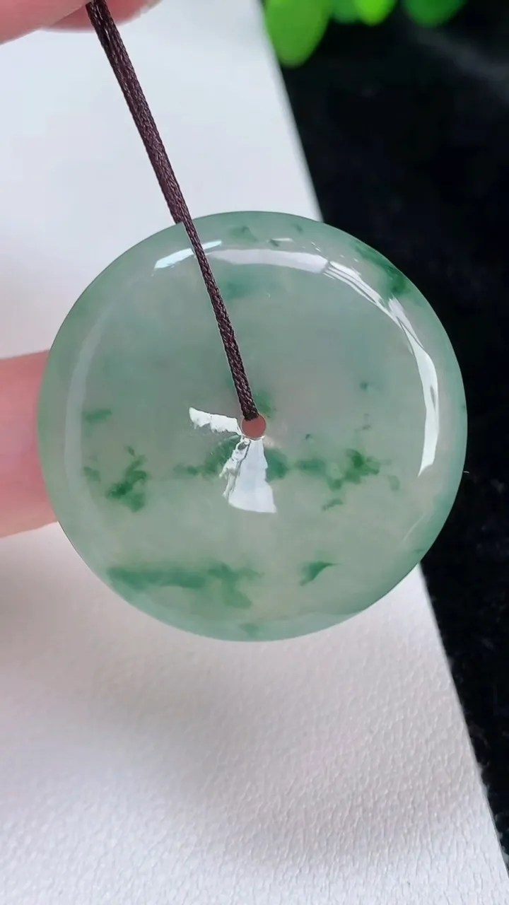 天然A货翡翠冰种飘花平安扣吊坠，尺寸33.9-5.8，重:13.19g
6月25日