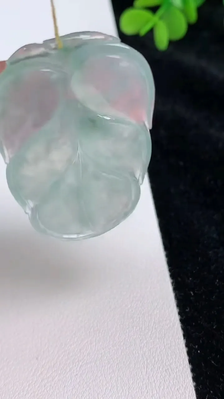 天然A货翡翠冰种飘花金枝玉叶 叶子吊坠，尺寸48.3-30.8-594，重量:15.31g
6月25日