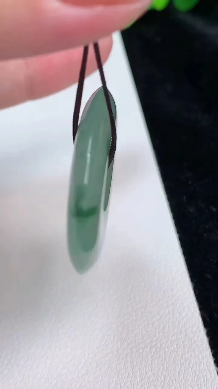 天然A货翡翠冰种飘花平安扣吊坠，尺寸33.9-5.8，重:13.19g
6月25日