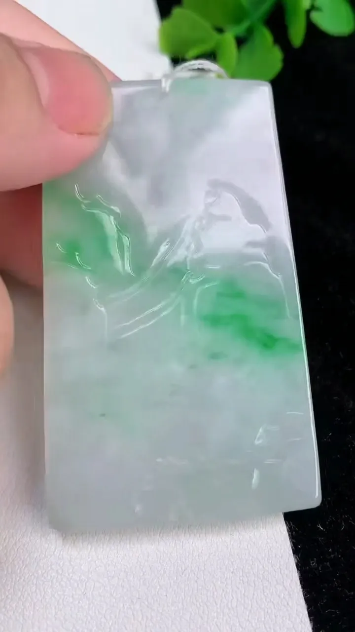 天然A货翡翠山水牌吊坠，尺寸60.2-36.8-3.3，重量:21.49g
6月25日
