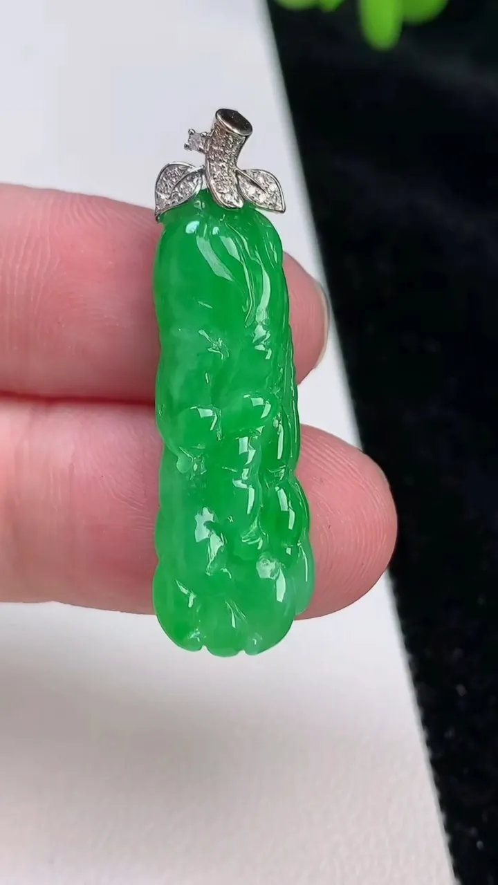 天然A货翡翠佛手瓜吊坠，尺寸38.6-11.4-5.5，重量:4.23g
6月25日