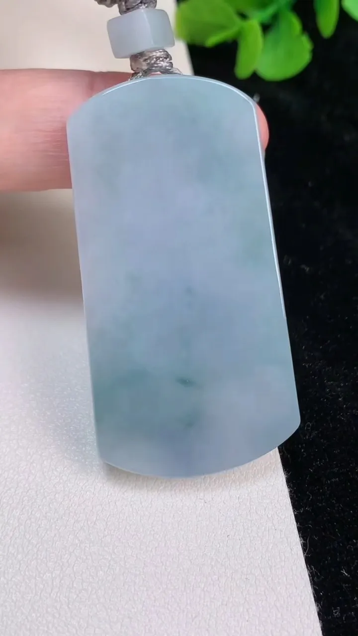 天然A货翡翠紫罗兰飘花无事牌吊坠，尺寸48.7-26-5.5，重量:24.59g
6月25日