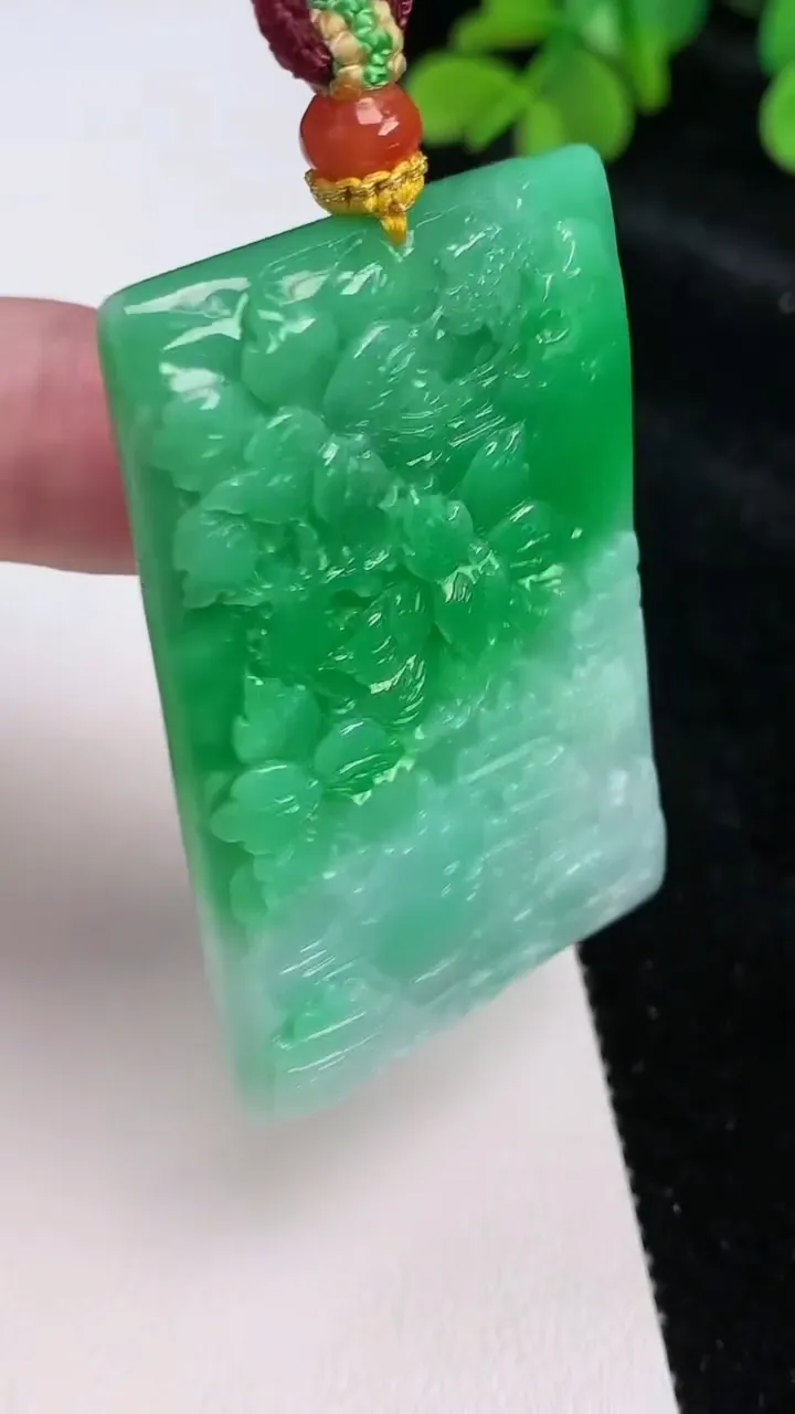 天然A货翡翠山水牌吊坠，尺寸52.3-34.8-6.4，重量:36.09g
6月25日