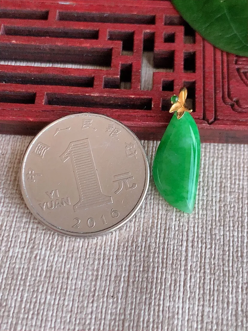 天然A货翡翠18K金扣头满绿随形吊坠尺寸24.8×20×8.8×3.8m量1.50g 0624