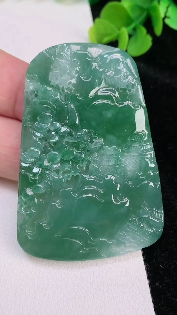 天然A货翡翠山水牌吊坠，尺寸59-41-5，重量:30.33g
6月25日